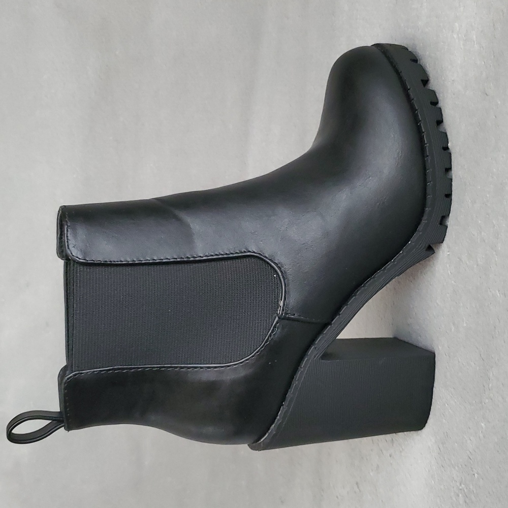 SODA Chelsea Black Faux Leather Side Gusset Lug Sole Ankle Boots SIZE: 5½"